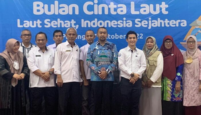 Nelayan dan Pelajar Bersihkan 12 Ton Sampah dari Laut Kota Padang