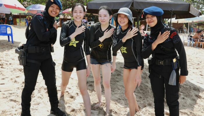 Senyum Strategi Polri Saat Patroli Pengamanan KTT G20 di Kuta