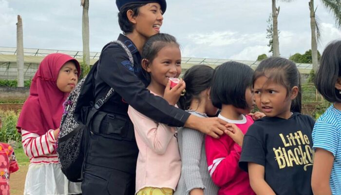 Polri Kembalikan Senyum Ibu & Anak-anak Korban Gempa Cianjur