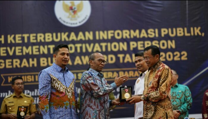 Prof. Ganefri Terima Anugerah BUKA Award 2022 Sebagai Rektor Informatif