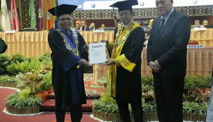 Rektor UNP Serahkan 14 SI pada Fakultas Penerima ASIIN dan AQAS
