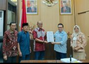 Supardi Terima Berkas Hasil Seleksi Calon Anggota KI Sumbar