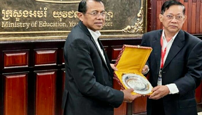 Rektor UNP Diskusi dengan Kementerian Pemuda & Olahraga Kamboja