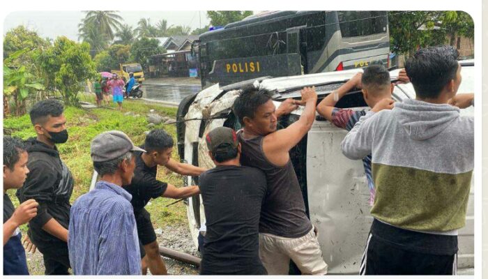 Mobil Pangangkut Uang ATM Terguling di Gasan Pariaman