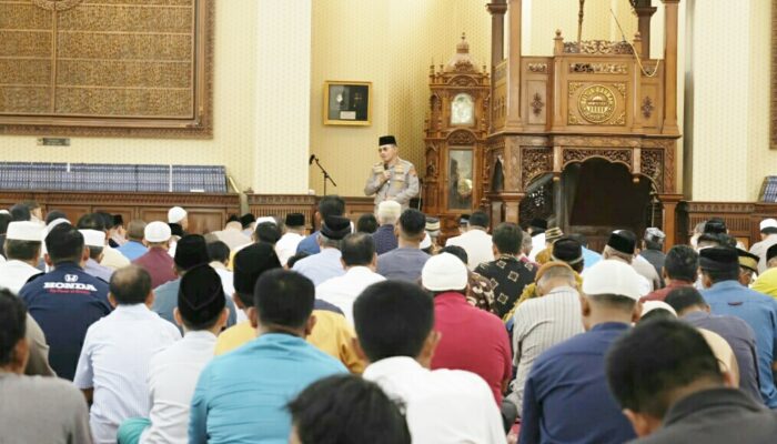 Kapolda Sumbar Tampung Curhat Warga saat Jumatan