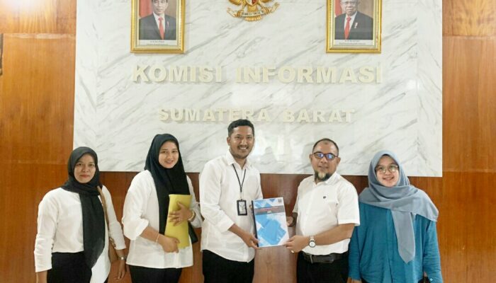 Kominfo Dharmasraya Serahkan Laporan KIP 2022 ke KI Sumbar