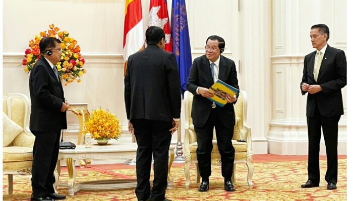 Prof Ganefri Bertemu Perdana Menteri Kamboja Hun Sen