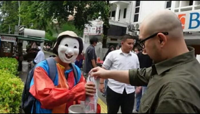 UBK Bagikan Takjil Gratis ke masyarakat