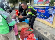 Satlantas & Komunitas S3 Bukittinggi Bagi Sembako ke Warga