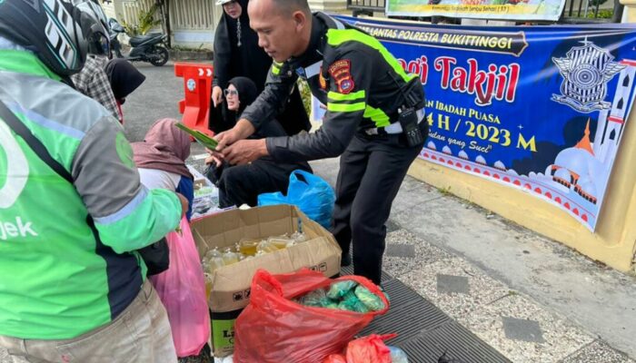 Satlantas & Komunitas S3 Bukittinggi Bagi Sembako ke Warga