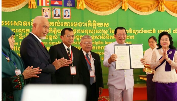 Bersama Mahyeldi, Prof Ganefri Beri Undangan Anugerah Doctor HC pada Perdana Menteri Kamboja