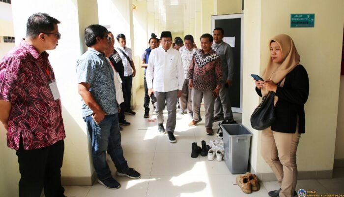 Pastikan Lancar, Prof Ganefri Tinjau Pelaksana UTBK-SNBT