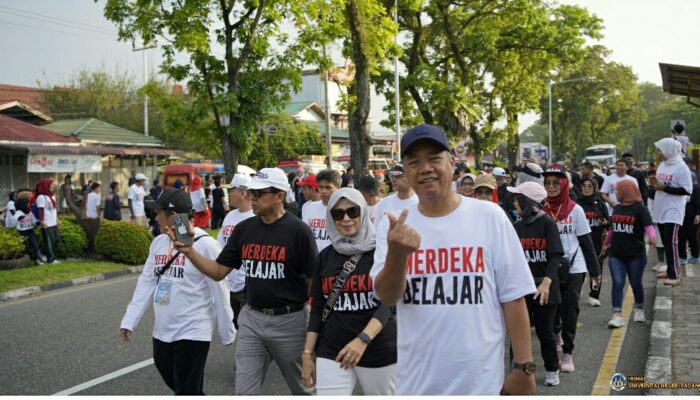 Rektor UNP & Kepala LLDIKTI, Jalan Sehat Meriahkan Hardiknas