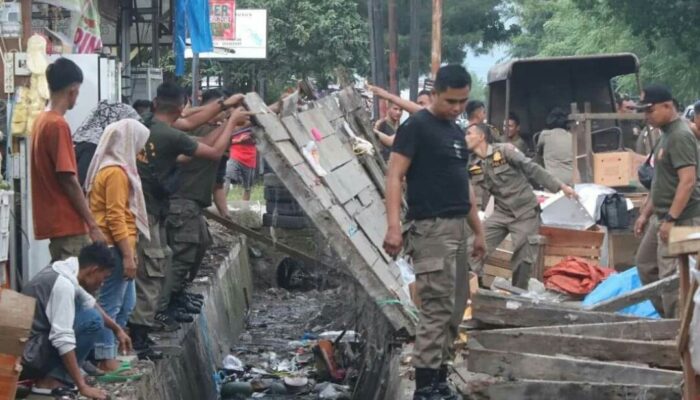 PKL Diatas Trotoar kawasan Stasiun KA di Tertibkan