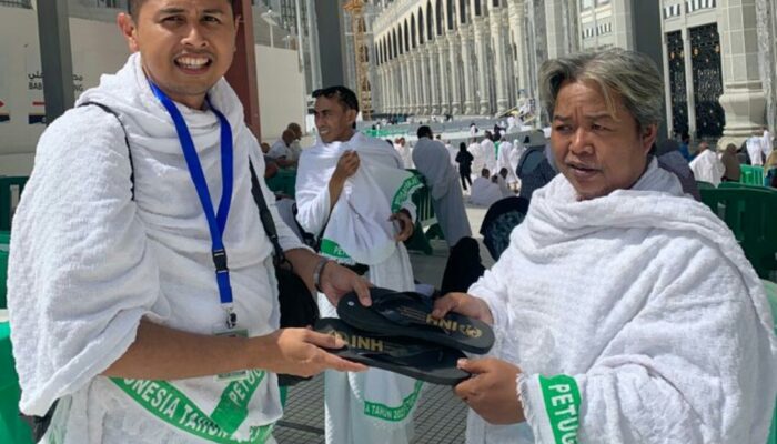 Panas, PKP3JH Siagakan 500 Pasang Alas Kaki Buat Jemaah