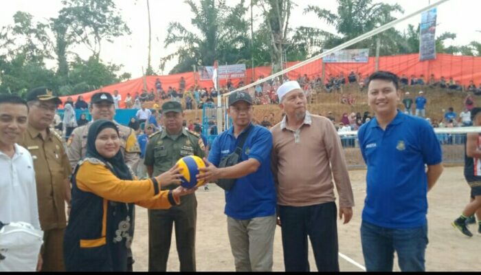 Bupati Hamsuardi Servis Pertama Turnamen Bola Voli BBC Cup