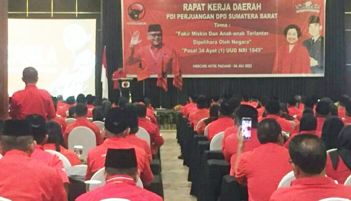 Hasto Kristiyanto Hadiri Rakerda PDIP Sumbar, Alex Bakar Semangat Kader