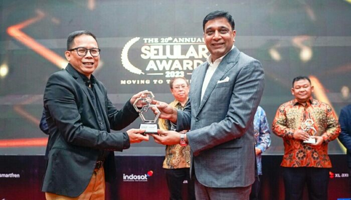 Indosat, Vikram Sinha Raih CEO of The Year 2023