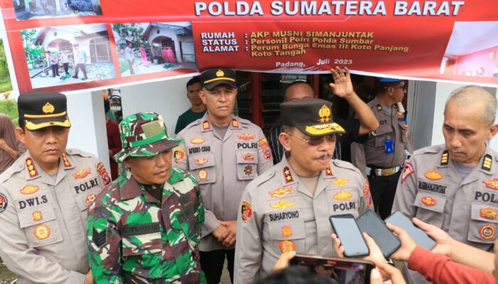 Polda Sumbar Lakukan Bedah Rumah Bagi Personel