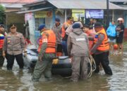 Kapolda Sumbar Turun Bantu Warga Terdampak Banjir