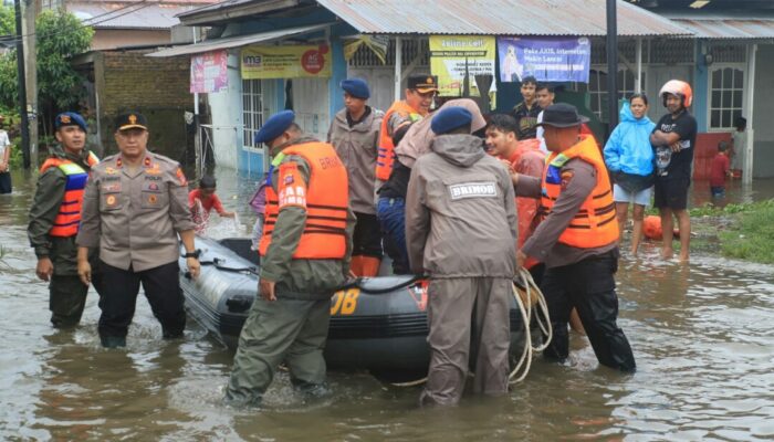 Kapolda Sumbar Turun Bantu Warga Terdampak Banjir