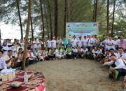 Pascasarjana UNP dan Pusat Studi UBH Tanam Mangrove di Desa Wisata Apar