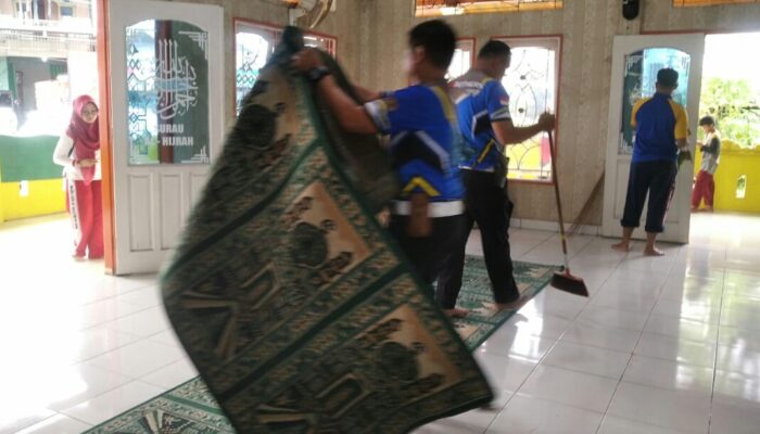 Semarakan Tahun Baru Hijriah, Ditlantas Polda Sumbar Bersih -bersih Mesjid