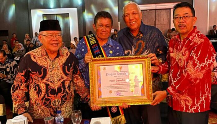 Rektor UNP Terpilih Sebagai Ayah Genre Inspirator 2023