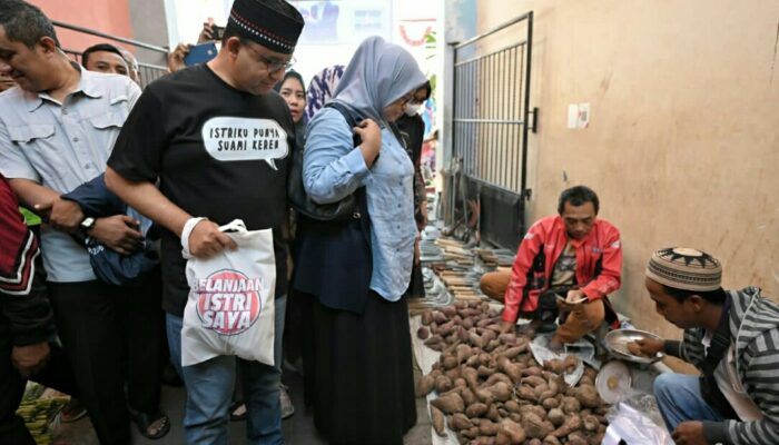 Temani Istri ke Pasar Panji Situbondo, Anies Dikerubuti Pedagang 