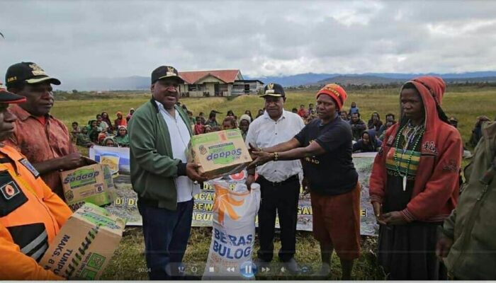 Polri Salurkan Beras dan Sembako untuk Warga Papua