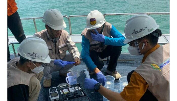 Tim Riset e-DNA UNP Lakukan Uji Air Laut di Teluk Bayur