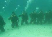 HUT RI ke 78, TNI-Polri, Basarnas Sumbar Kibarkan Bendera Dalam Laut
