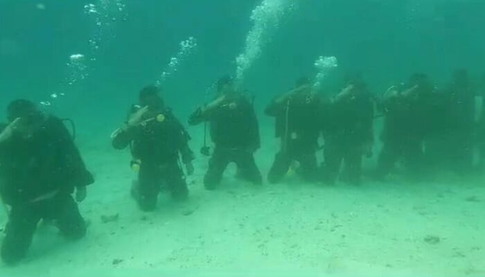 HUT RI ke 78, TNI-Polri, Basarnas Sumbar Kibarkan Bendera Dalam Laut