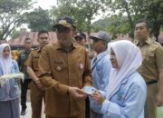 Wako Padang Serahkan 84 E-KTP Pada Siswa SMAN 11