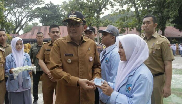 Wako Padang Serahkan 84 E-KTP Pada Siswa SMAN 11