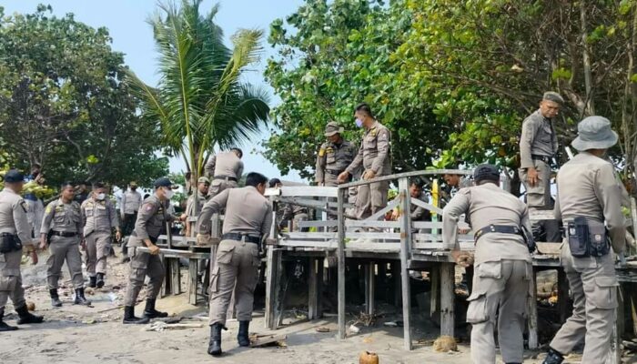 Pemko Tertibkan Payung Ceper Pedagang di Pantai Padang