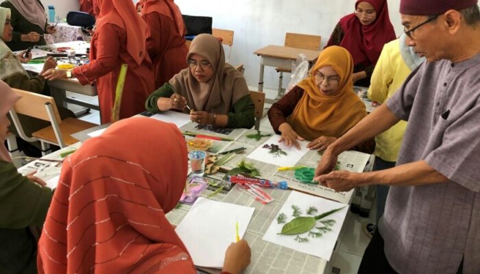 Pendidikan Seni Rupa UNP Beri Pelatihan di SDN 25 Koto Tangah
