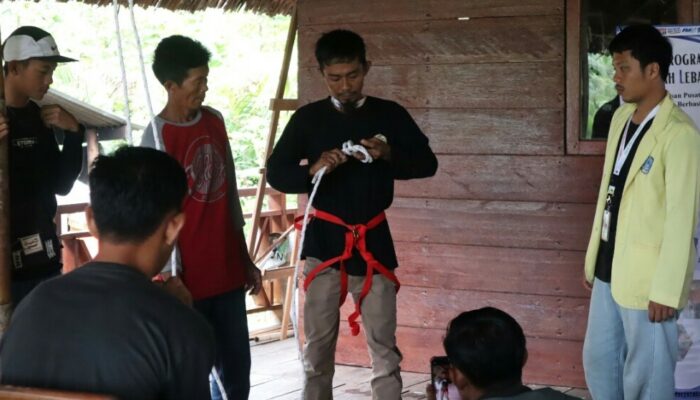 PKM-PM UNP Buat Program Sekolah Lebah Madu di Mentawai