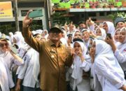 Wako Padang Bagikan 75 e-KTP Pada Pelajar SMKN 9