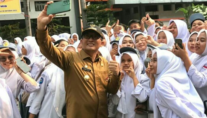 Wako Padang Bagikan 75 e-KTP Pada Pelajar SMKN 9