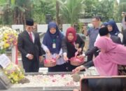 HKN ke 59, Gubernur dan Direktur RSUP Tabur Bunga ke Makam DR. Moh Djamil