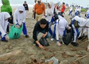Wawako Bersama Siswa SMP 1 Bersihkan Pantai Padang