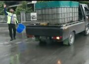 Satlantas Polresta Bukittinggi Bersihkan Material Abu Vulkanik