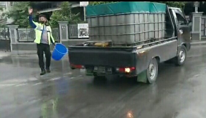 Satlantas Polresta Bukittinggi Bersihkan Material Abu Vulkanik