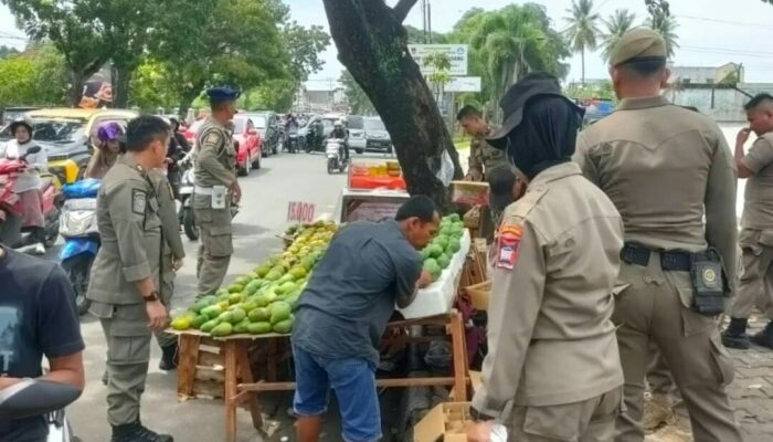 Satpol-PP Padang Terus Ingatkan Pedagang di Trotoar