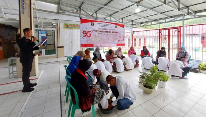 Hari Ibu ke-95, Lapas Suliki Gelar Tradisi Basuh Kaki Ibu