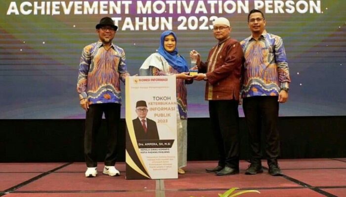 Kadis Kominfo Raih Tokoh KIP 2023 di AMP Komisi Informasi