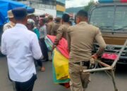 Langgar Aturan, Satpol-PP Padang Sita Payung PKL Pasar Raya