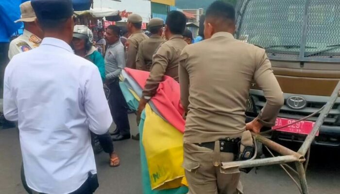 Langgar Aturan, Satpol-PP Padang Sita Payung PKL Pasar Raya