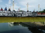 Sumbar Melawan Oligarki terbentang di Jembatan Siti Nurbaya